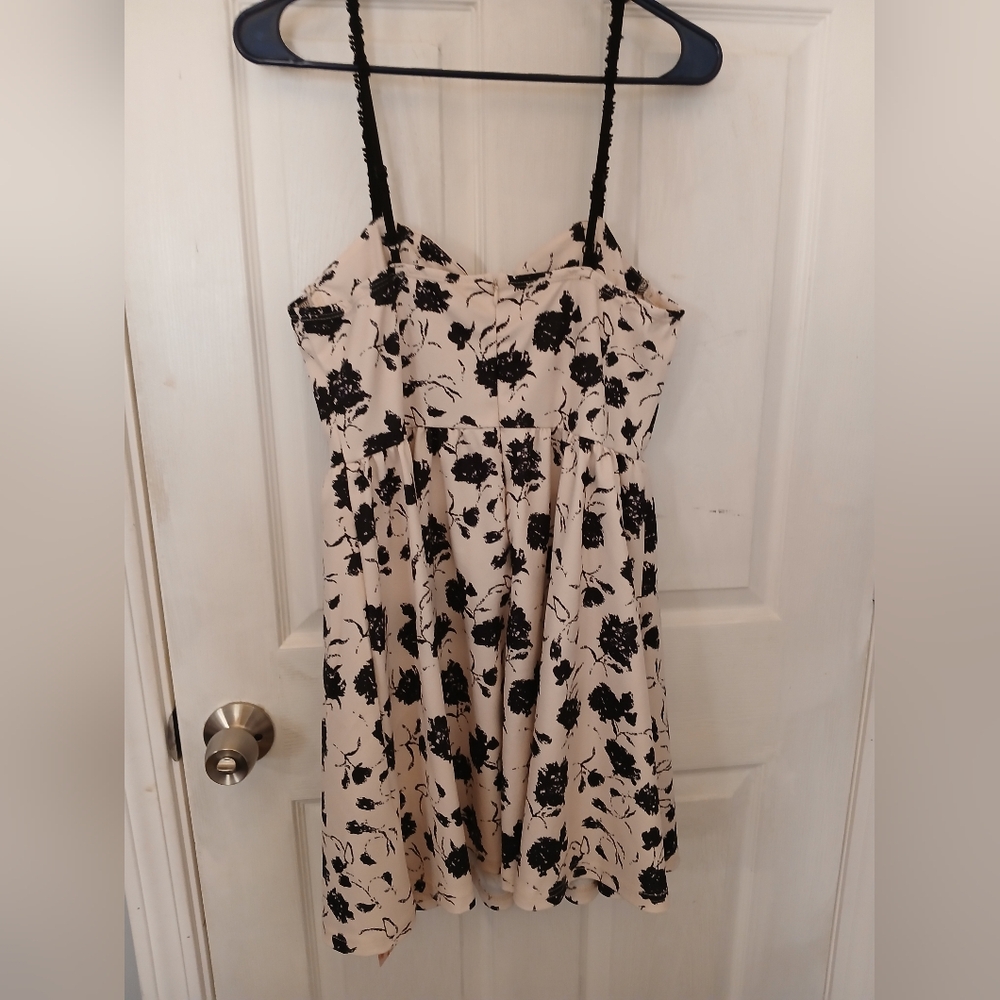 Dress - Picture 9 of 10